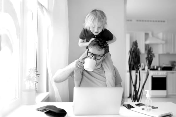 Willkommen bei Papa HomeOffice: Zwischen Meetings und Mini-Monstern